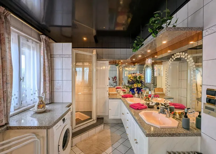 Familiale Avec Piscine Et à - Fr-1-589-708 *